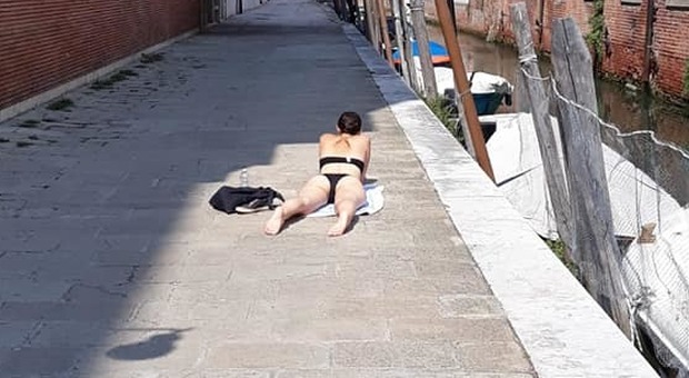 Venezia. Prende il sole in fondamenta: l'estate cialtrona dei turisti