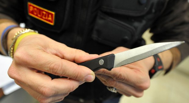 Napoli, allarme coltelli: metal detector per scoprire i giovani all'arma bianca