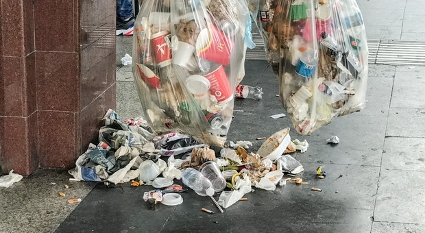 Roma, gli addetti alle pulizie protestano: cumuli di rifiuti alla stazione Termini