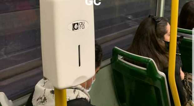 Un dispenser di igienizzante su un tram Atac della linea 19