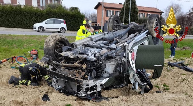 Perde il controllo dell'auto, la vettura “esplode” nello schianto: incidente choc FOTO