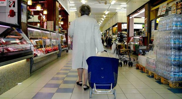 Anziana derubata nel parcheggio di un supermercato