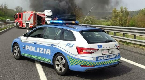 Orvieto, bisarca carica di auto nuove prende fuoco sull'A1: polstrada e vigili del fuoco al lavoro