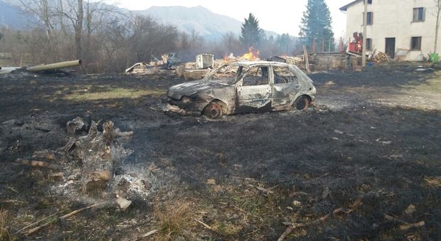 I danni causati dall'incendio a Campo di Bonis di Taipana