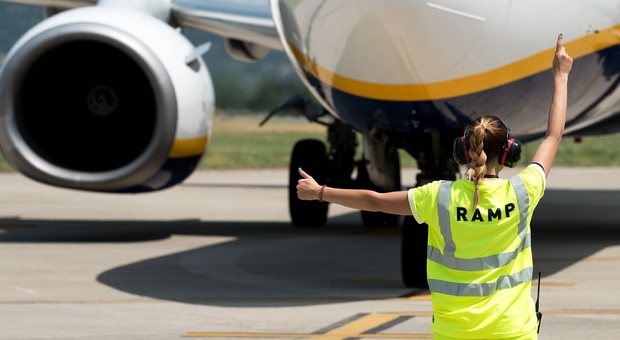 Il volo Ryanair fa tre ore di ritardo, maxi-risarcimento a 11 passeggeri da Cagliari a Roma: ecco quanto hanno ricevuto
