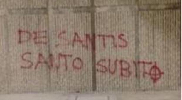 Scritta da scandalo vicino all'Olimpico: «Santo subito» l'ultrà che sparò a Ciro | Foto
