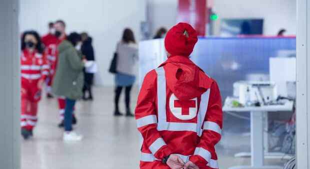 Roma, boom di tamponi gratuiti della Croce Rossa alla stazione Termini: 620 test, nove positivi