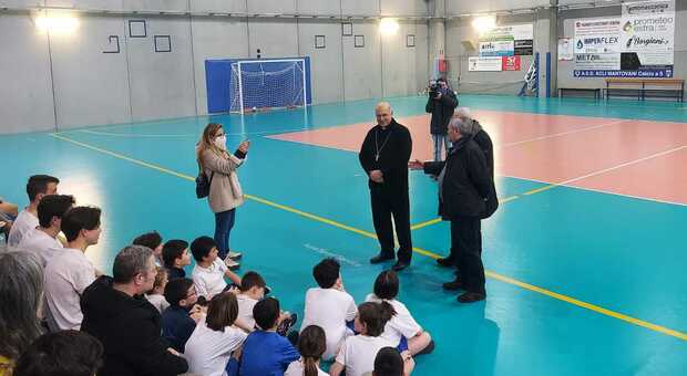 Ancona, Monsignor Spina fa visita al Palamassimo Galeazzi: «Lo sport aiuta i giovani staccandoli dalla realtà virtuale»