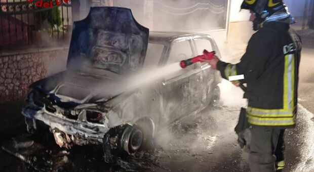 Salento, un'altra auto incendiata: divorata dalle fiamme una Fiat Seicento di un carabiniere. Si sospetta il dolo