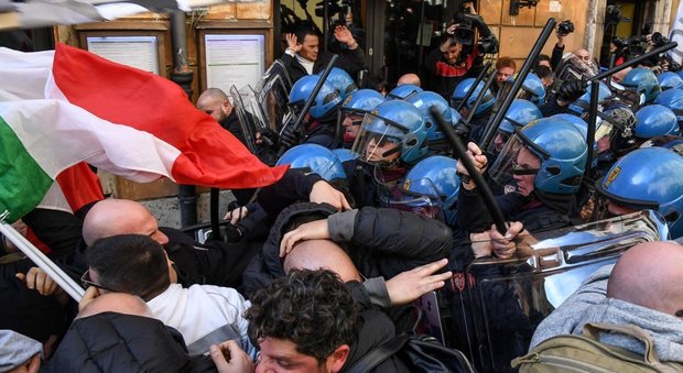 Taxi, 100 identificati per i disordini: denunciato manifestante con il tirapugni