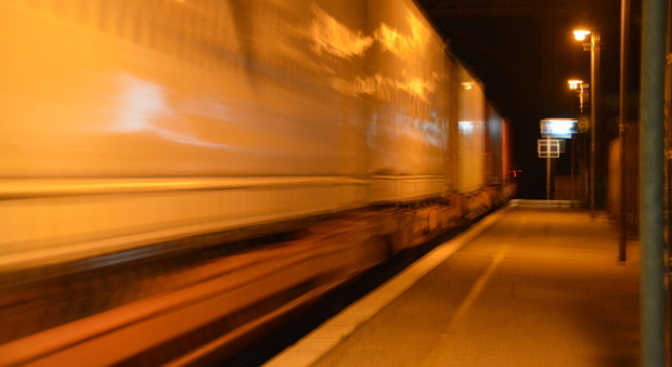 Paura a Udine, nudo con il neonato in braccio tenta di buttarsi sotto il treno: arrestato