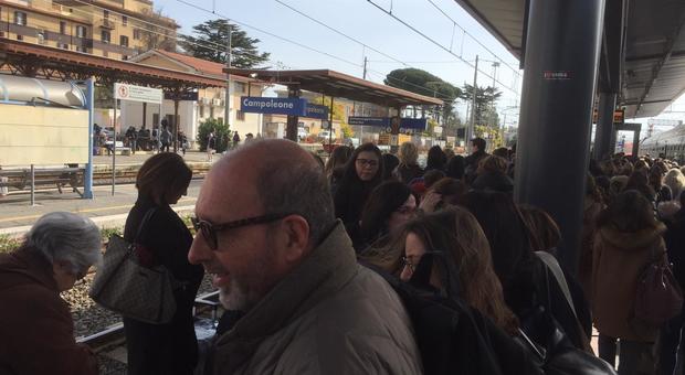 Pendolari fermi alla stazione di Campoleone
