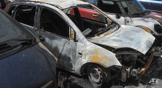 Roma, 4 auto bruciate nella notte: trovate tracce di diavolina