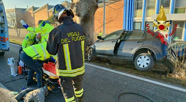 Resana, incidente oggi in via Castellana: auto fuori strada, un ferito grave