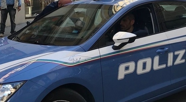 Ancona, una litigata finisce con calci e pugni alla macchina: denunciato un 32enne in pieno centro