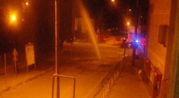 Maddaloni, scoppio di una conduttura idrica nella notte: getto d'acqua di venti metri