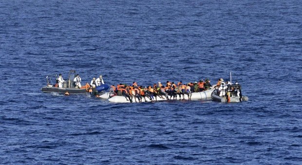 Migranti, soccorso barcone con 66 persone a bordo a largo di Pantelleria: due motovedette li stanno portando a Trapani