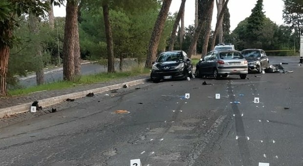 Ubriaco al volante distrugge 29 auto e minaccia i vigili urbani a Roma: italiano denunciato