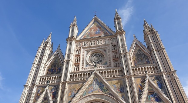 “Comuni spenti”. La facciata del Duomo di Orvieto spenta per protesta contro il caro bollette