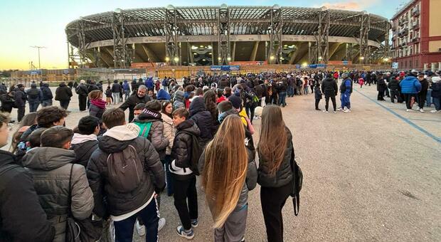 La lunga fila ai tornelli dello stadio Maradona
