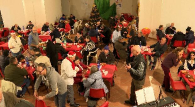 Il pranzo di Natale per i poveri nella parrocchia della Santissima Ascensione a Chiaia