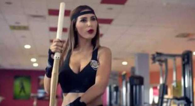 Yolanthe Cabau sexy poliziotta in Turchia: pronta a seguire il marito Sneijder in Italia?