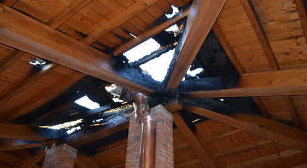 Il tetto dopo il rogo (foto servizio documentazione Vigili del Fuoco)