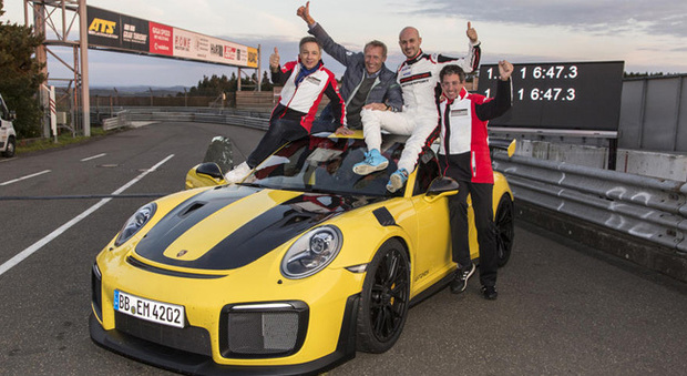 La felicità del team Porsche dopo il record