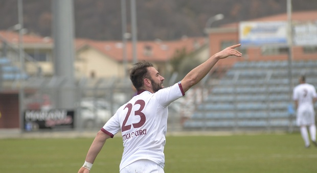 Matteo Dionisi festeggia dopo il gol
