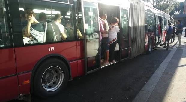 Roma, paura sul bus: bulgara prende a calci una donna e minaccia il figlio con le forbici
