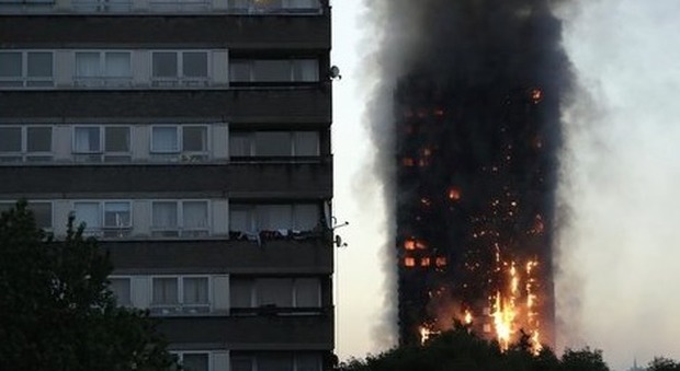 Londra, l'ultimo video prima di morire nell'inferno di fuoco della Grenfell Tower: «Aiuto, siamo bloccati al 23° piano»