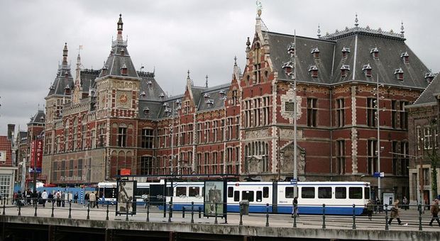 Amsterdam, auto travolge pedoni davanti alla stazione: otto feriti, due gravi