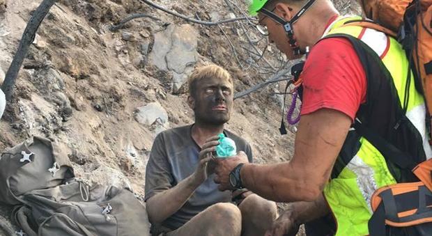 Amalfi: Turista inglese salvato dall'incendio, stremato e col volto annerito