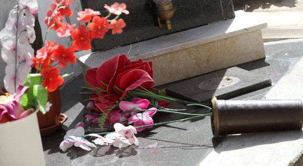 Ruba portafiori e oggetti di rame nel cimitero di Bacoli: arrestato ladro seriale