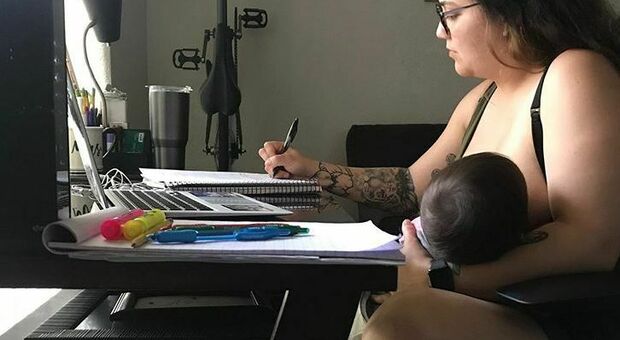 La denuncia di una studentessa: «Un professore mi ha impedito di allattare durante la lezione online»