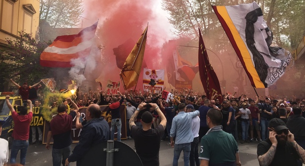 Roma, centinaia di tifosi a Testaccio con bandiere e fumogeni. Olimpico deserto: mezza Curva chiusa