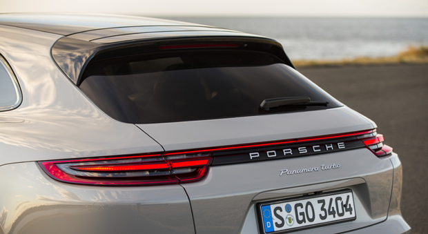 Lo spoiler adattivo sulla Porsche Panamera Sport Turismo