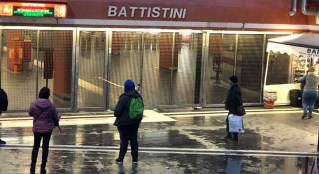 Roma, metro a chiusa: a Battistini cancelli chiusi e nessun avviso ai viaggiatori