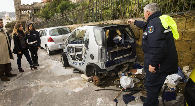 Napoli, nove auto abbandonate rimosse dalla polizia municipale
