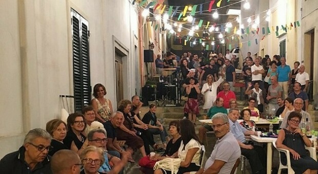 Un intero paese a tavola vicino Lecce: con frise e focacce si celebra la "vicinanza"