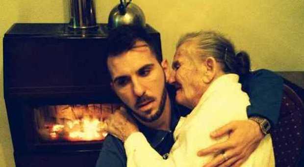 "Ti prendo in braccio come facevi tu, nonnina": la foto di Giancarlo fa il giro di Facebook