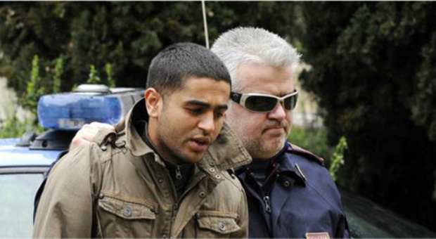 Ibrahim Mohamed Abdou Elgharib con un agente di polizia