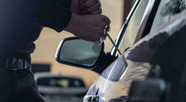 Napoli, beccato in un’auto parcheggiata: 51enne arrestato per tentato furto