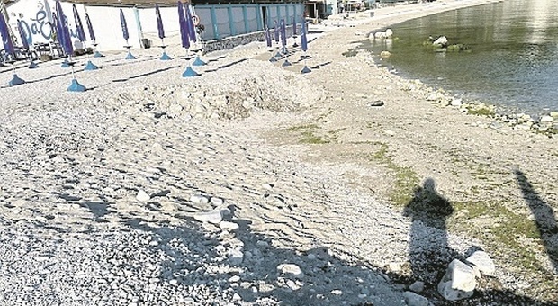 Incubo erosione a Portonovo: «Lo stesso copione di ogni estate, mezza spiaggia fuori uso»