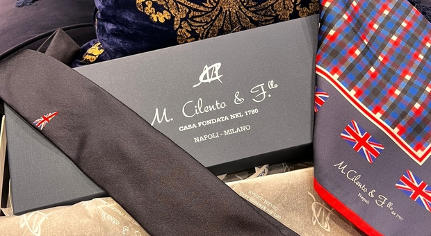 Cravatta e foulard in onore di Re Carlo III d'Inghilterra