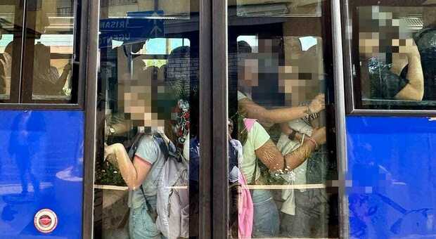 In viaggio negli autobus degli studenti: ammassati come sardine per andare a scuola. «Ci sentiamo carne da macello». Il reportage
