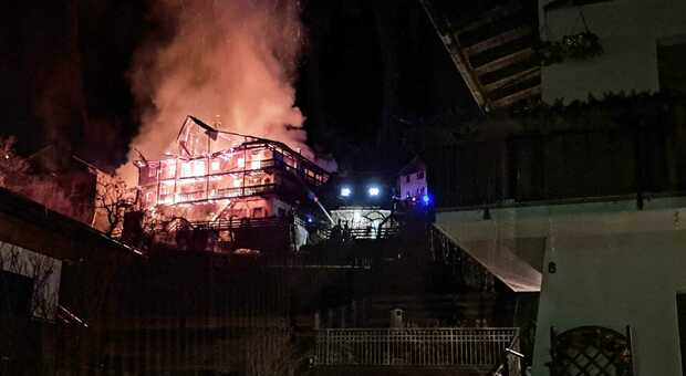 Incendio divampa da appartamento e distrugge una casa del 700, evacuate due coppie di anziani. La sindaca: «Non siete soli»