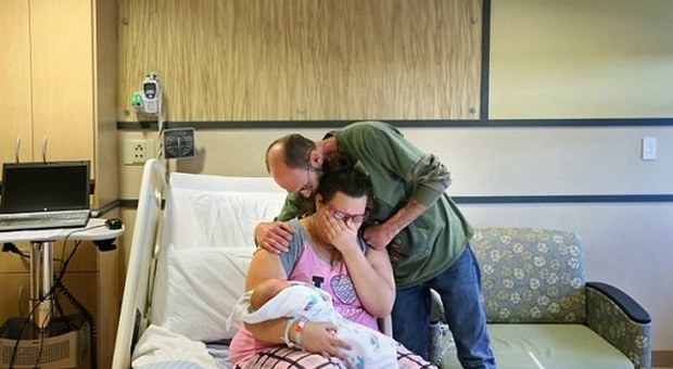 Esce dalla sala parto col bimbo appena nato, ma i medici le danno una notizia choc