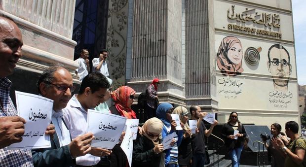 Egitto, la polizia arresta giornalisti: blitz nella sede del sindacato