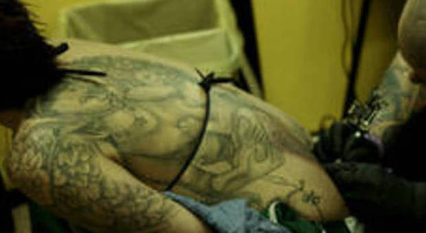 Tatuaggi e piercing, allerta dei dermatologi: «In aumento le allergie negli uomini»